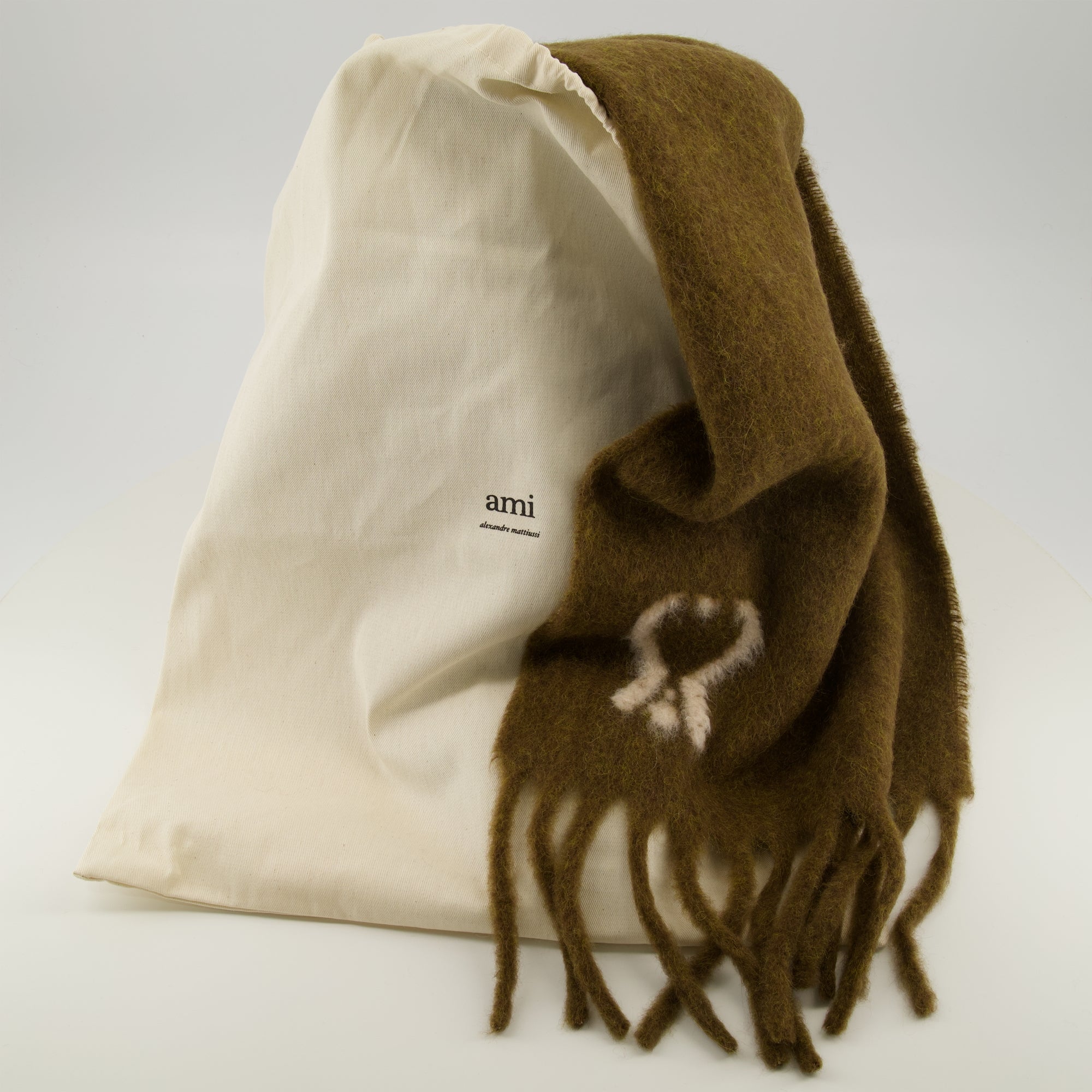 Image of the Ami Heart Scarf from the brand Ami PARIS for Unisex - Fall-Winter 2025 - Detailed View_3