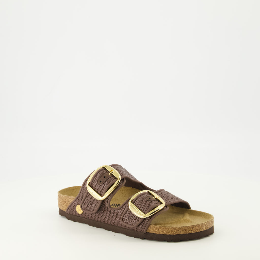 Imagen de las sandalias Birkenstock Arizona Big Buckle de rafia marrón para mujer - Temporada Primavera-Verano 2026 - Vista tres cuartos delantera derecha