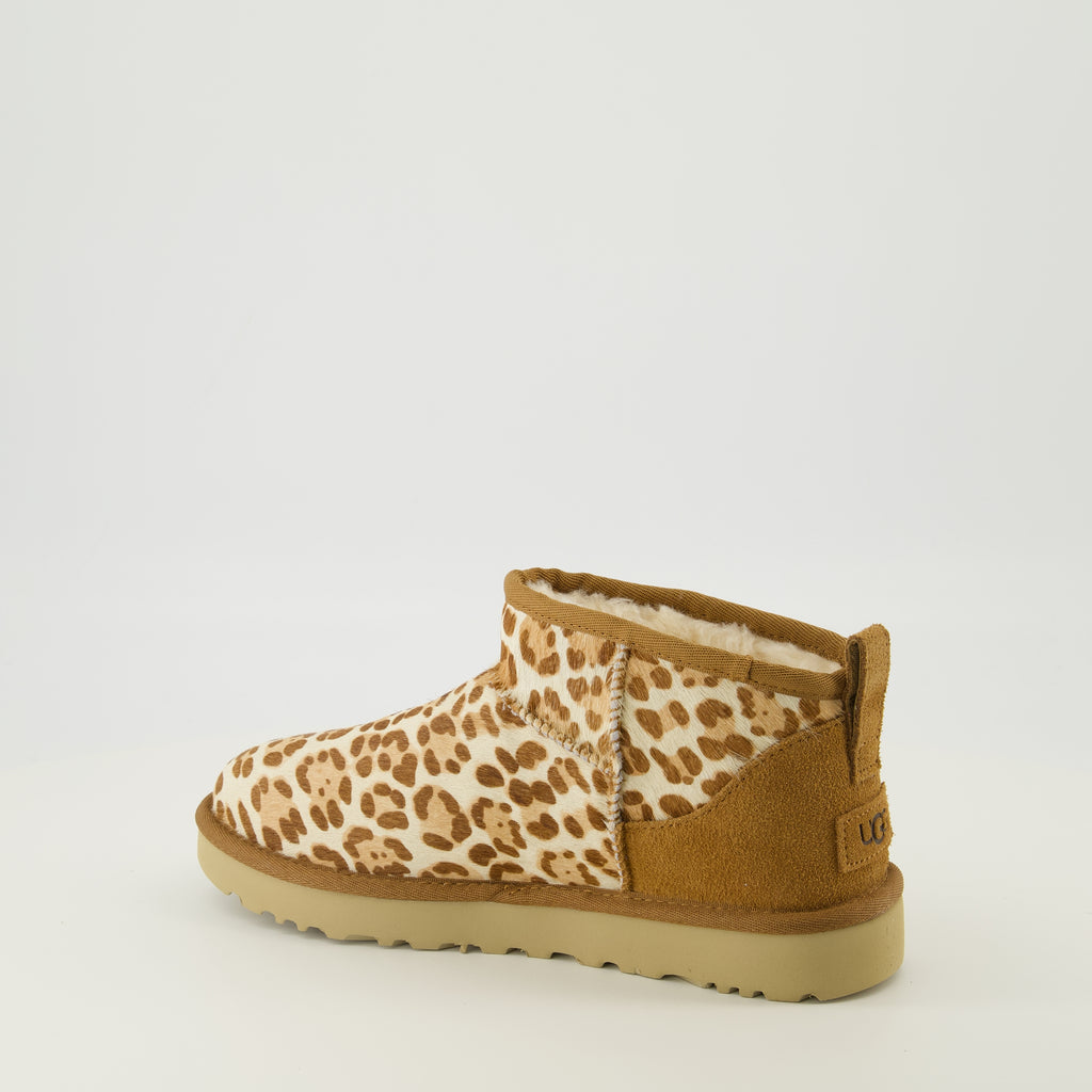 Imagem das botinas Classic Ultra Mini II leopardo da marca Ugg para mulher - Temporada Primavera-Verão 2026 - Vista três quartos traseira direita