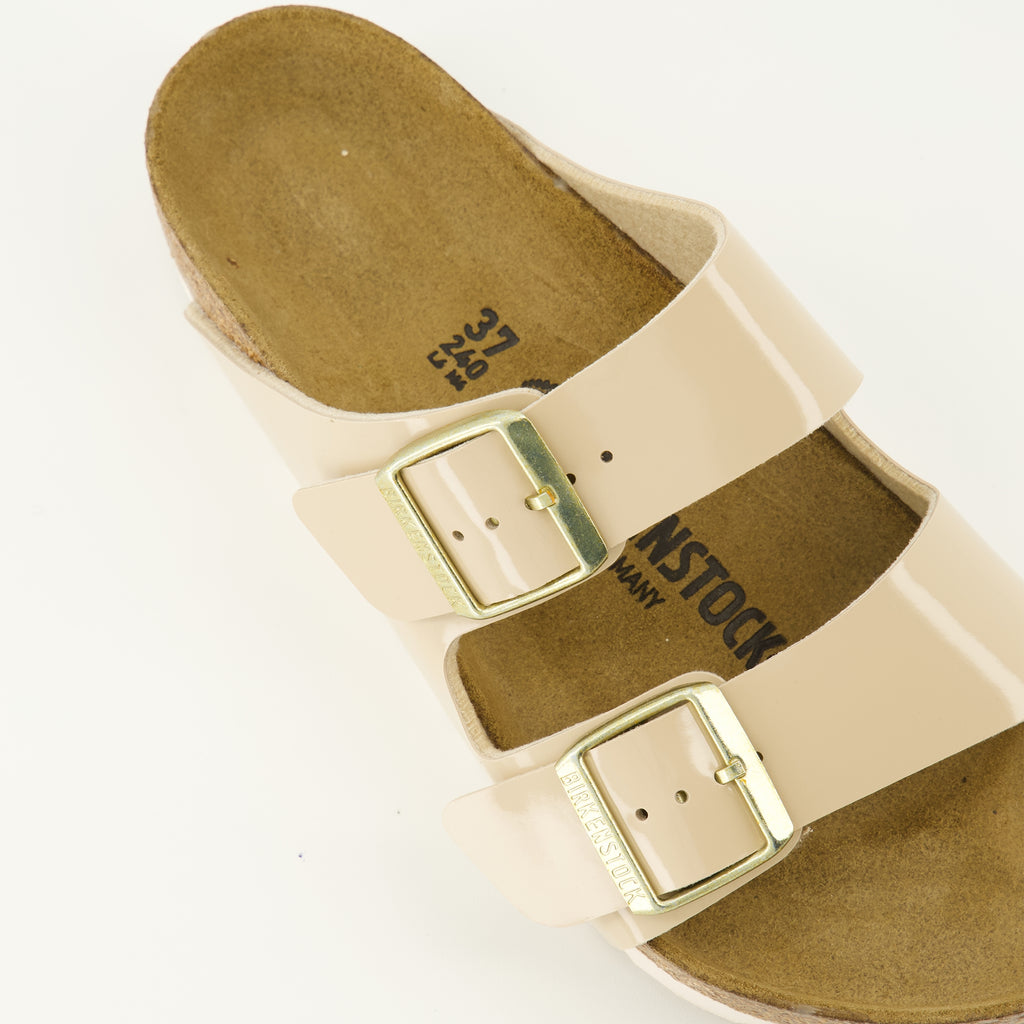 Immagine delle sandali Arizona beige del marchio Birkenstock per Unisex - Stagione Primavera-Estate 2026 - Vista dettagliata dall'alto