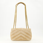 Imagem da bolsa Loulou small em camurça bege da marca Saint Laurent para Mulheres - Coleção Primavera-Verão 2026 - Vista Traseira