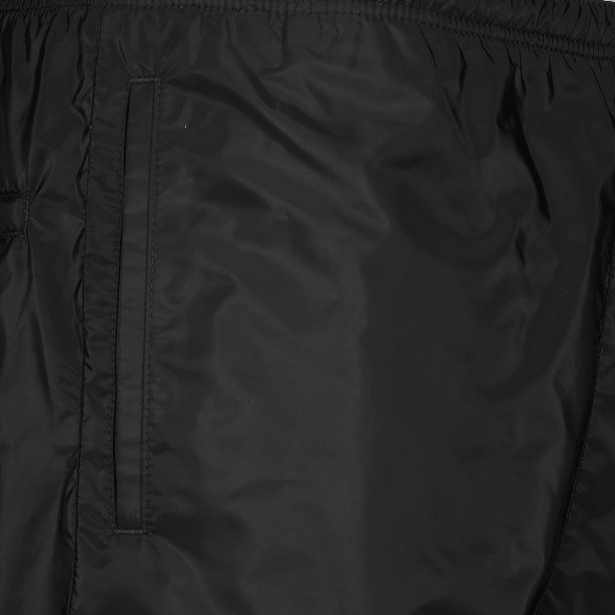 Bild des Prada Herren Badeanzugs aus Re-Nylon in Marineblau - Frühjahr-Sommer 2026 - Detailansicht_2