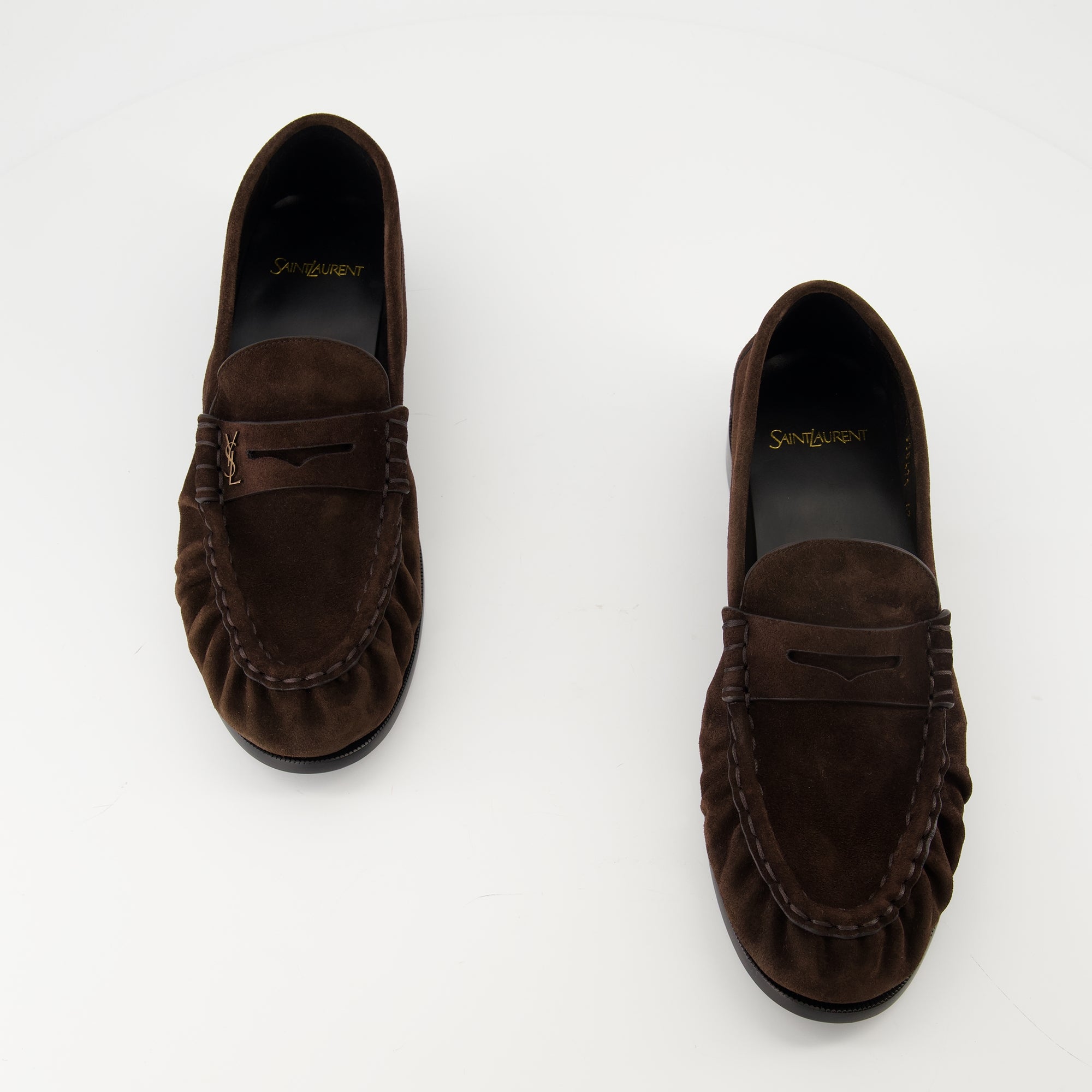 Imagen de los mocasines Loafer Supple de Saint Laurent para Hombre - Temporada Otoño-Invierno 2025 - Vista superior del par de zapatos