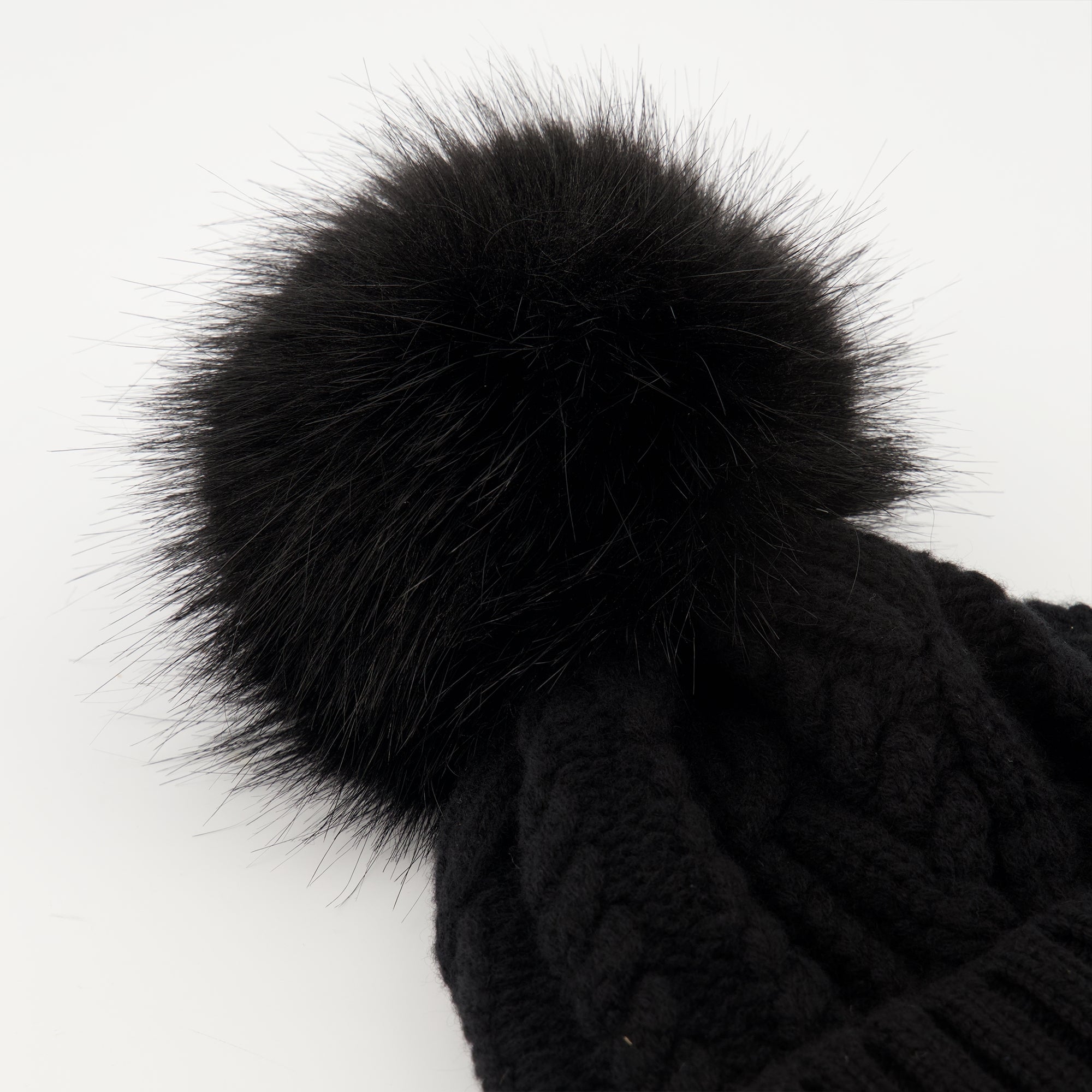 Image of the article Cashmere beanie with pompom from the brand Moncler for Women - Autumn-Winter Season 2025 - Detailed View 3