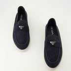 Imagem dos mocassins em camurça azul marinho da Prada para Homem - Temporada Primavera-Verão 2026 - Vista superior do par de sapatos