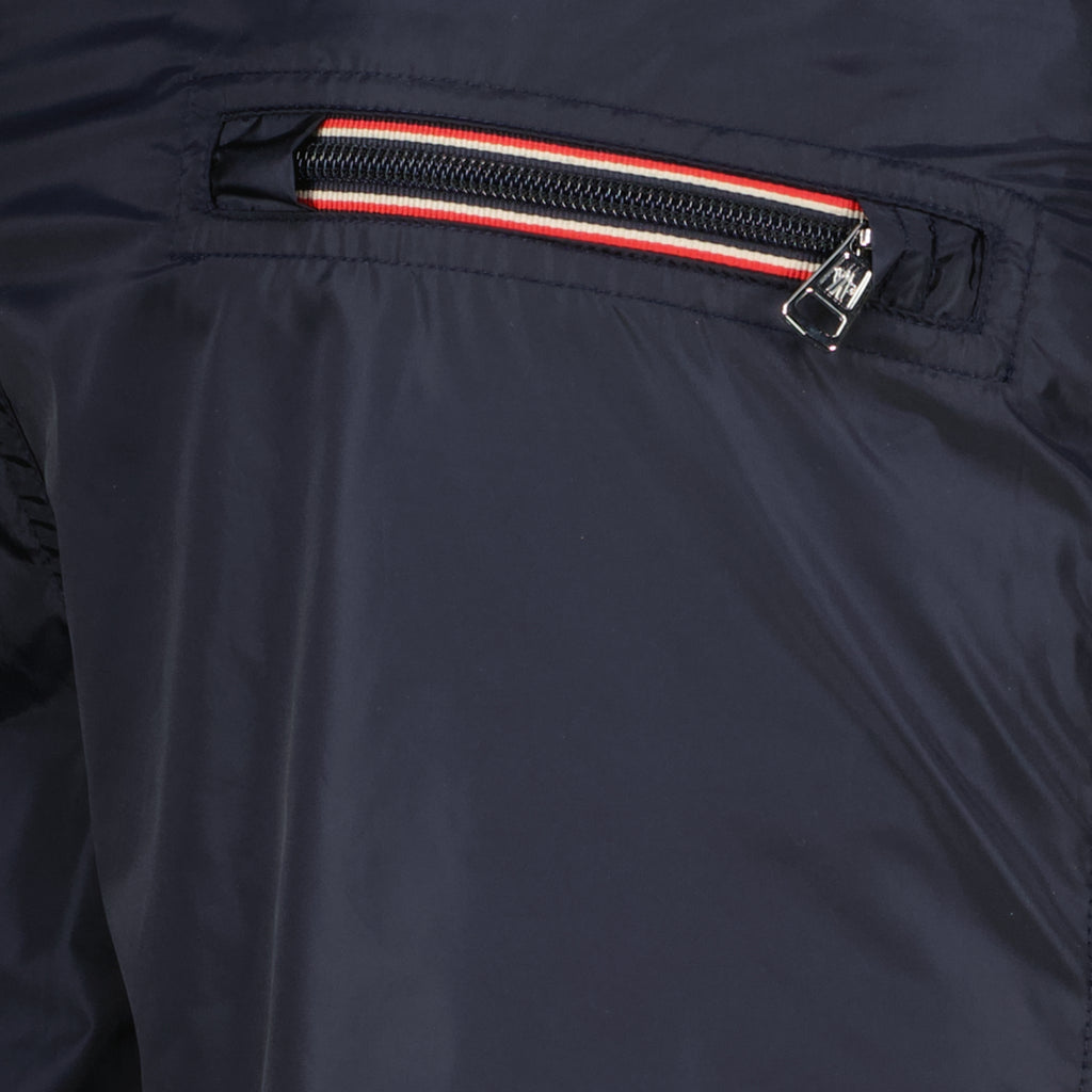 モンクレールのメンズ黒ロゴ青水着の画像 - 2026年春夏シーズン - 詳細ビュー2