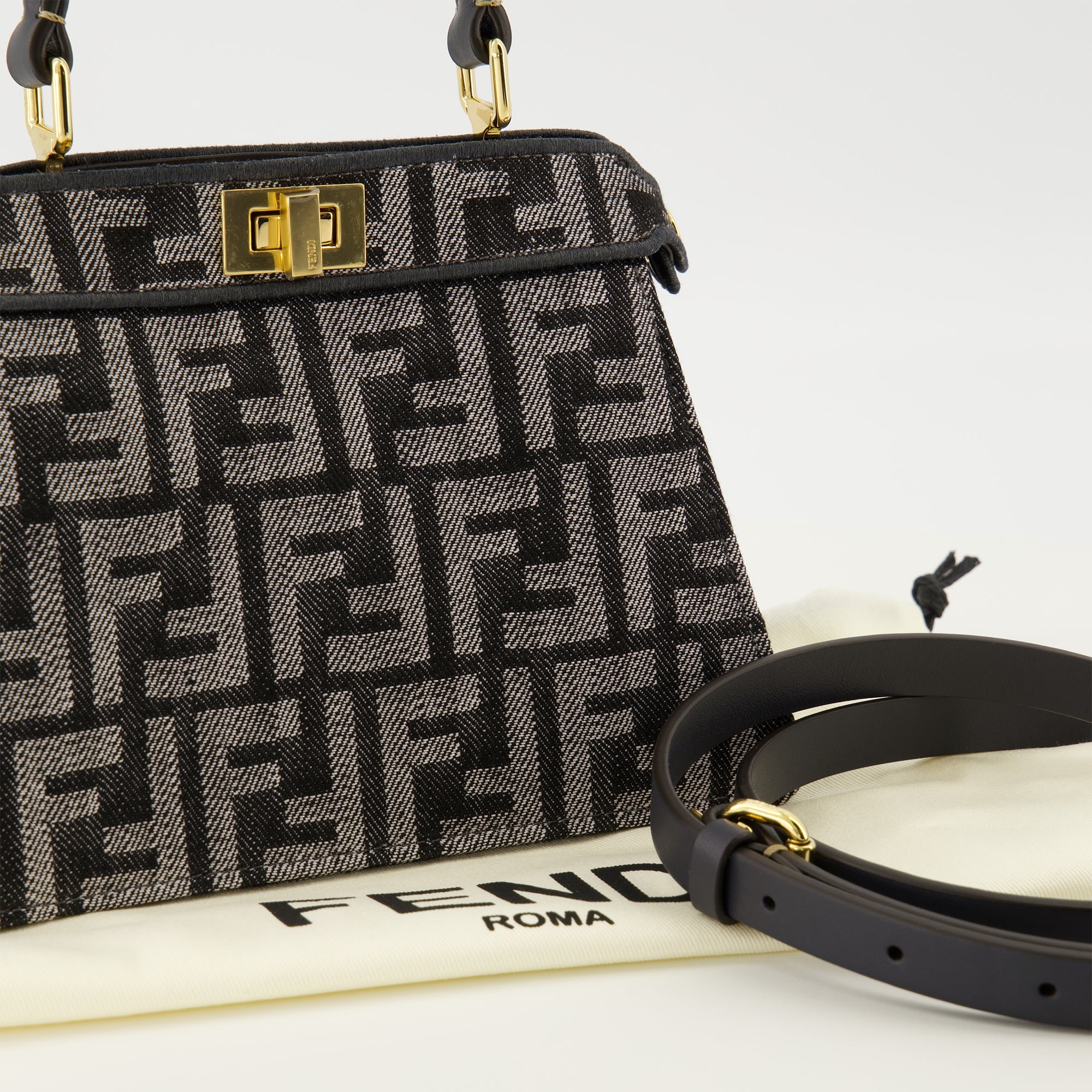 Image de l'article Sac Peekabbo nano en denim FF de la marque Fendi pour Femme - Saison Automne-Hiver 2025 - Vue détaillée_2