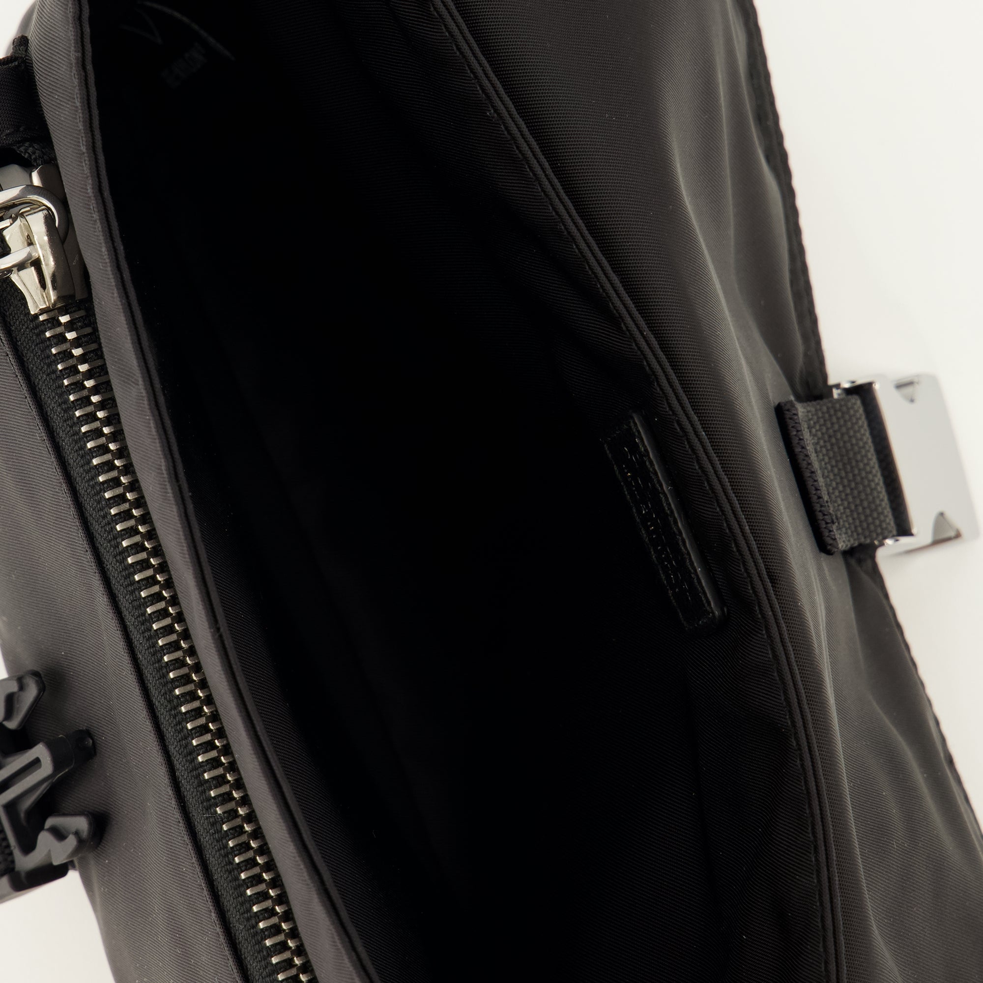 Sacs bandoulière 小さなブラックRe-Nylonポーチ Prada Noir Homme