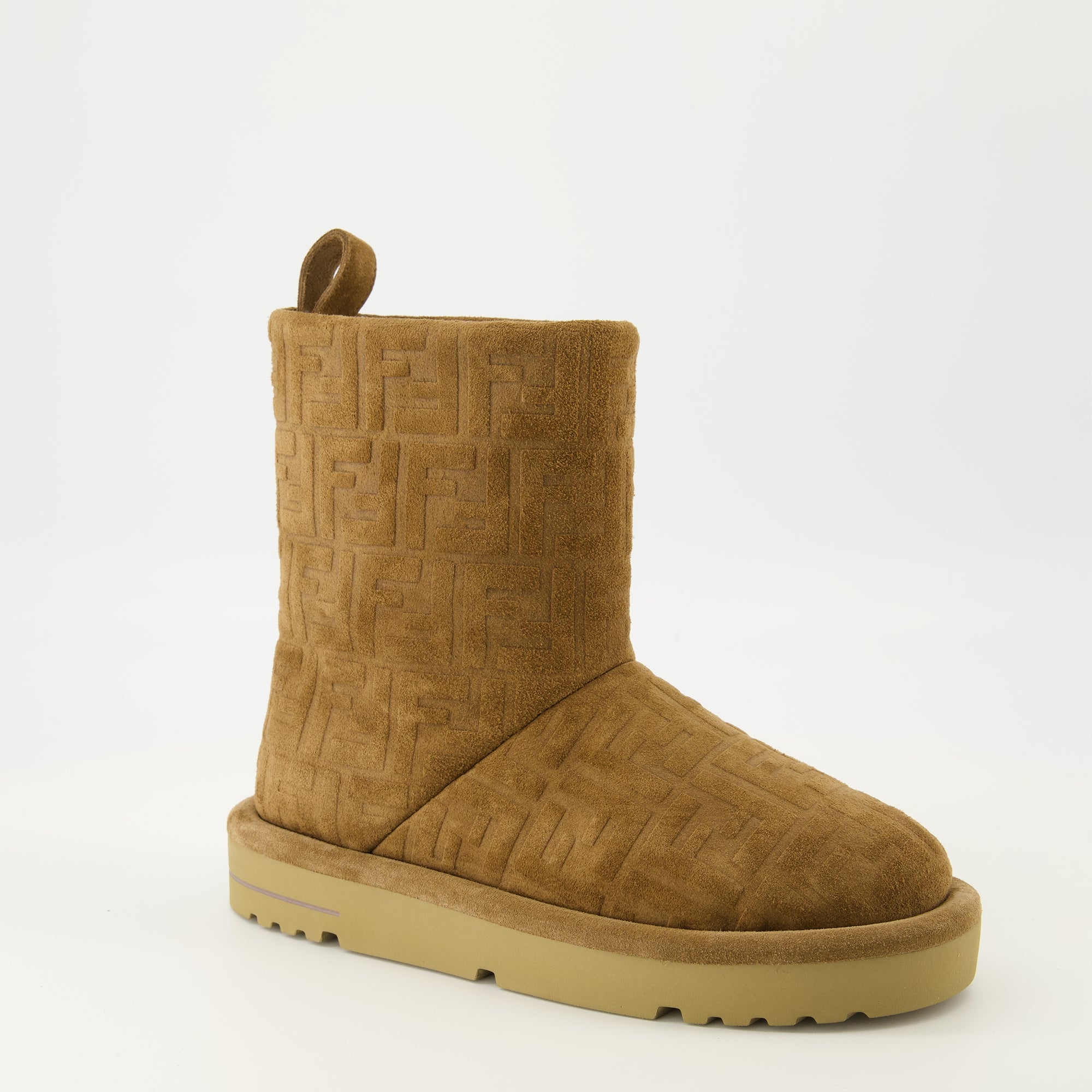 Image de l'article Bottes après ski en daim marron de la marque Fendi pour Femme - Saison Automne-Hiver 2025 - Vue trois quarts avant droite