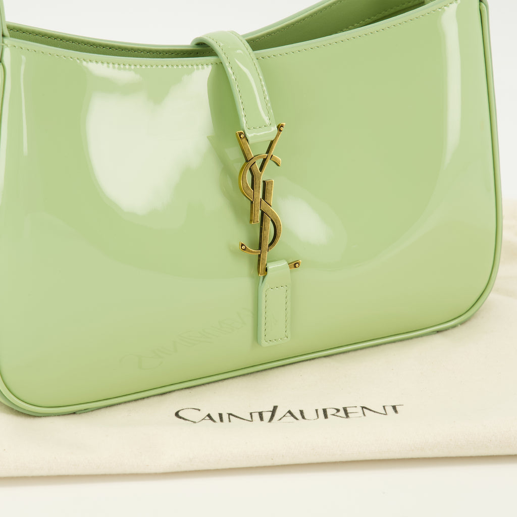 Immagine dell'articolo borsa Le 5 à 7 in pelle lucida blu del marchio Saint Laurent per donna - Collezione Primavera-Estate 2026 - Vista Dettagliata 2