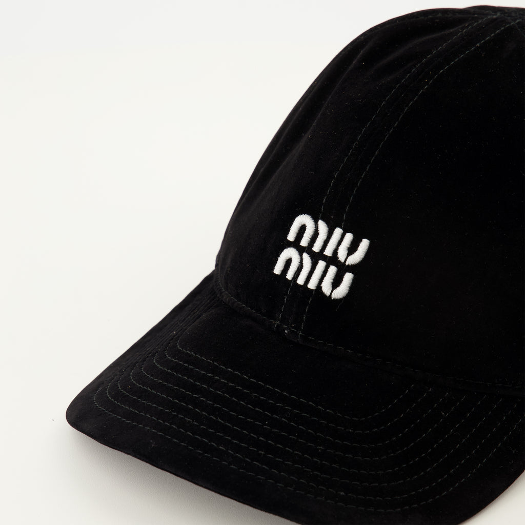 Imagen del artículo Gorra de Terciopelo Negro de Miu Miu para Mujer - Temporada Primavera-Verano 2026 - Vista Detallada_3