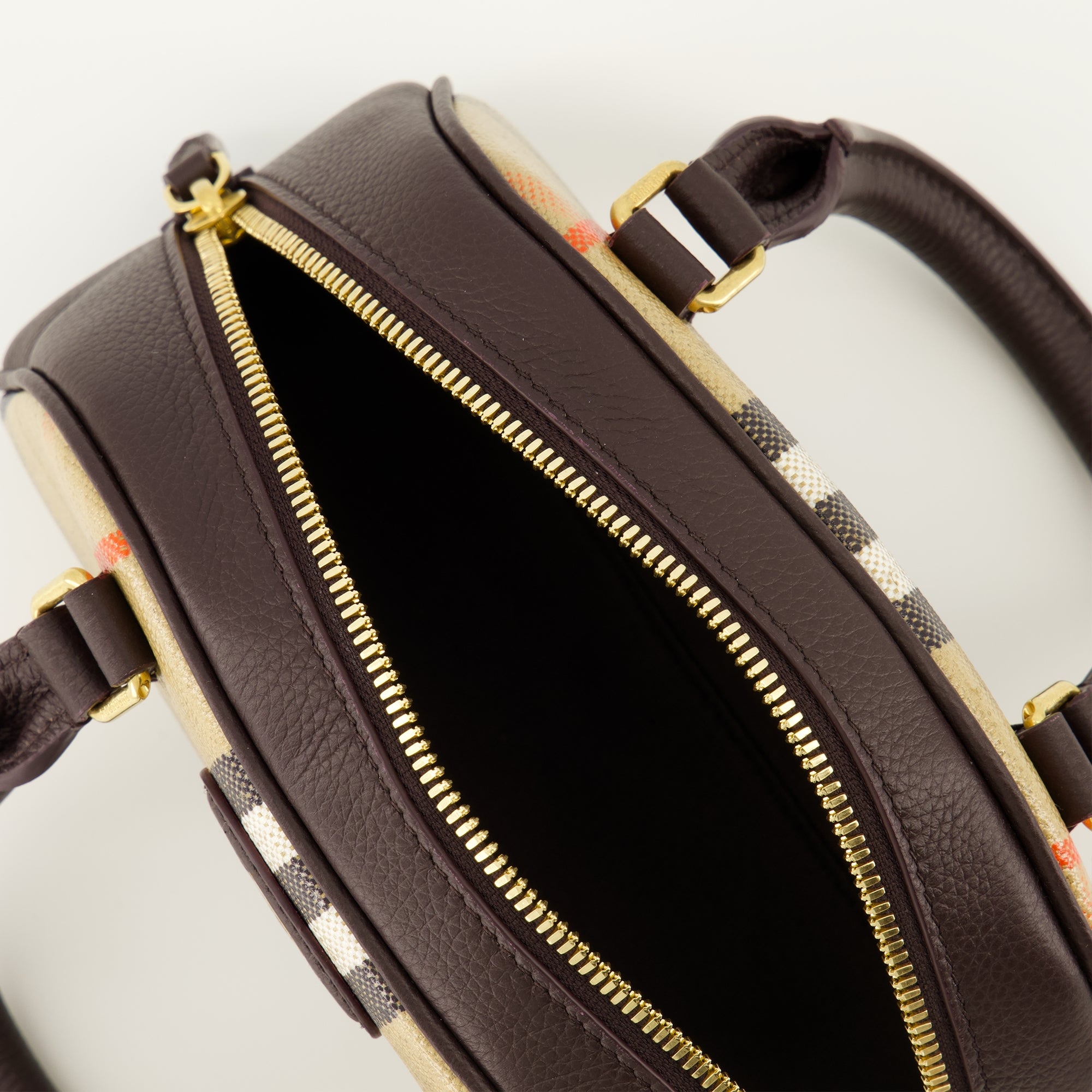 Image of the Burberry Women's Highlands Mini Bowling Bag - Autumn-Winter 2025 - Detailed View 3