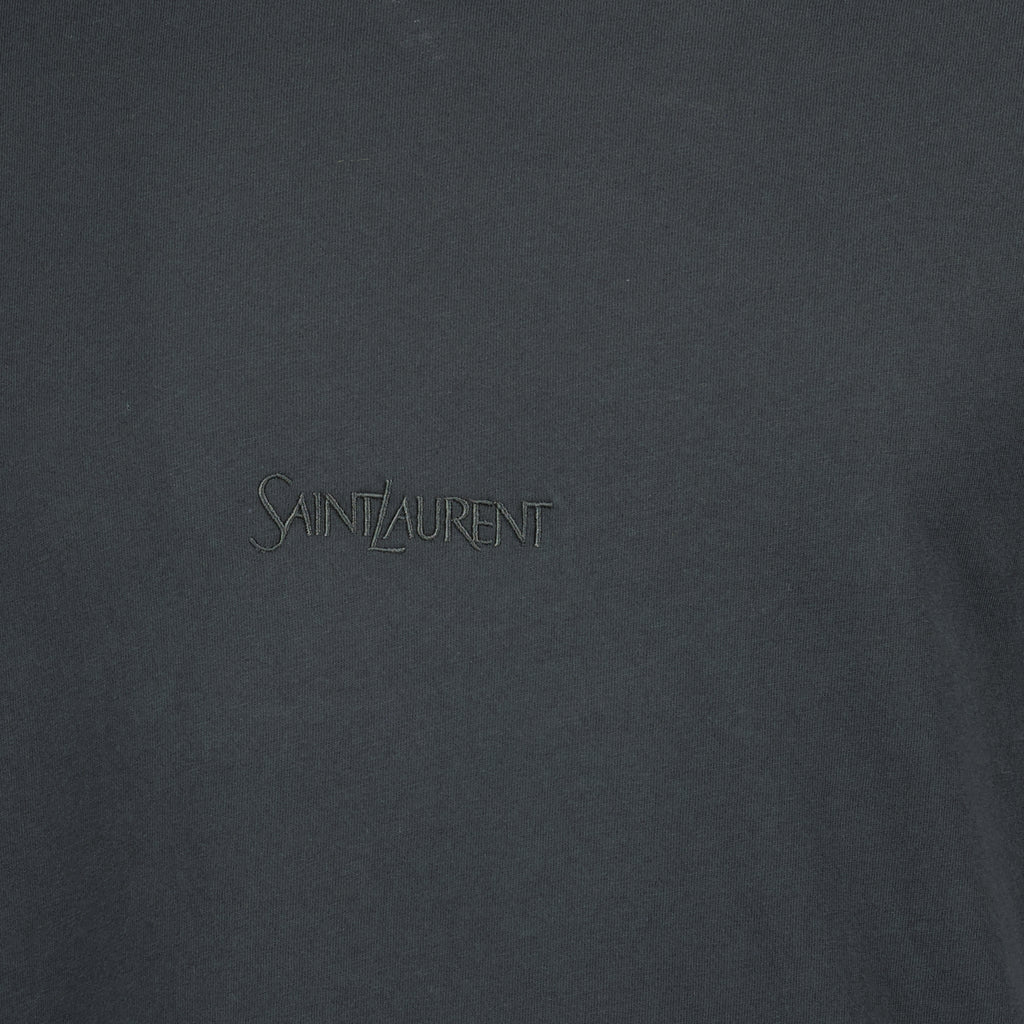 Bild des schwarzen gestickten T-Shirts von Saint Laurent für Männer - Herbst-Winter 2025 - Detailansicht_2