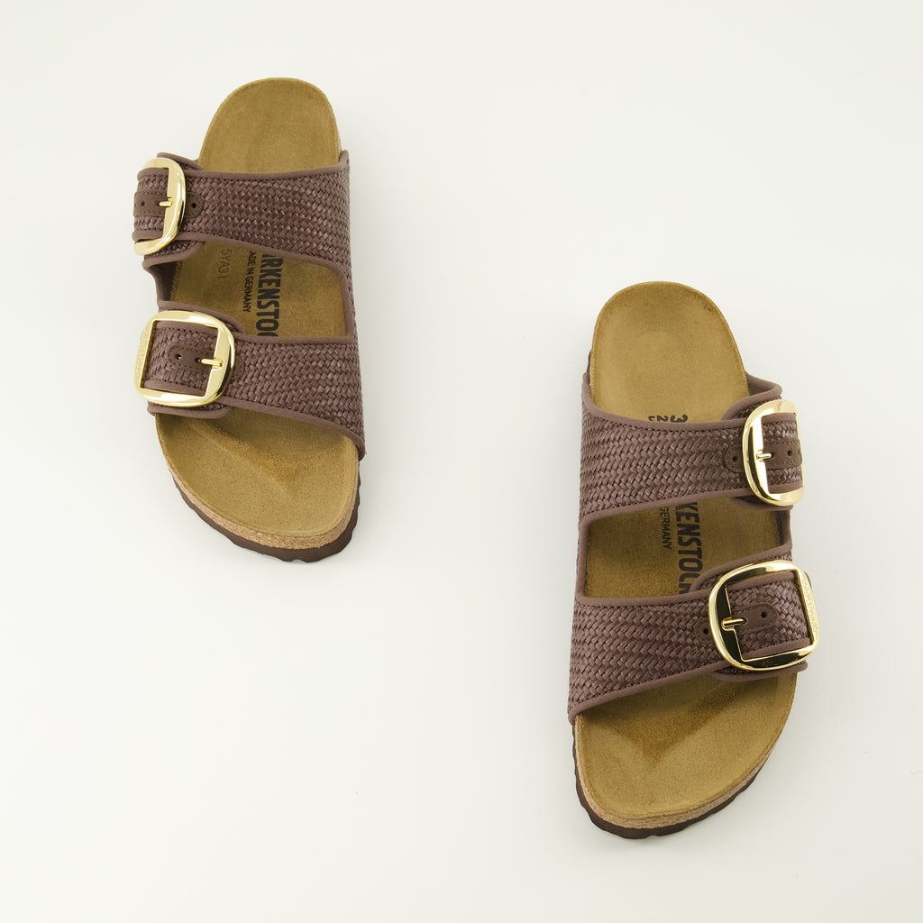 Imagen de las sandalias Birkenstock Arizona Big Buckle de rafia marrón para mujer - Temporada Primavera-Verano 2026 - Vista superior del par de zapatos