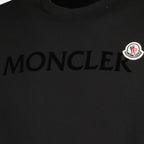 モンクレールのメンズ用黒のロゴエンボスTシャツの記事の画像 - 春夏シーズン2026 - 詳細ビュー_2