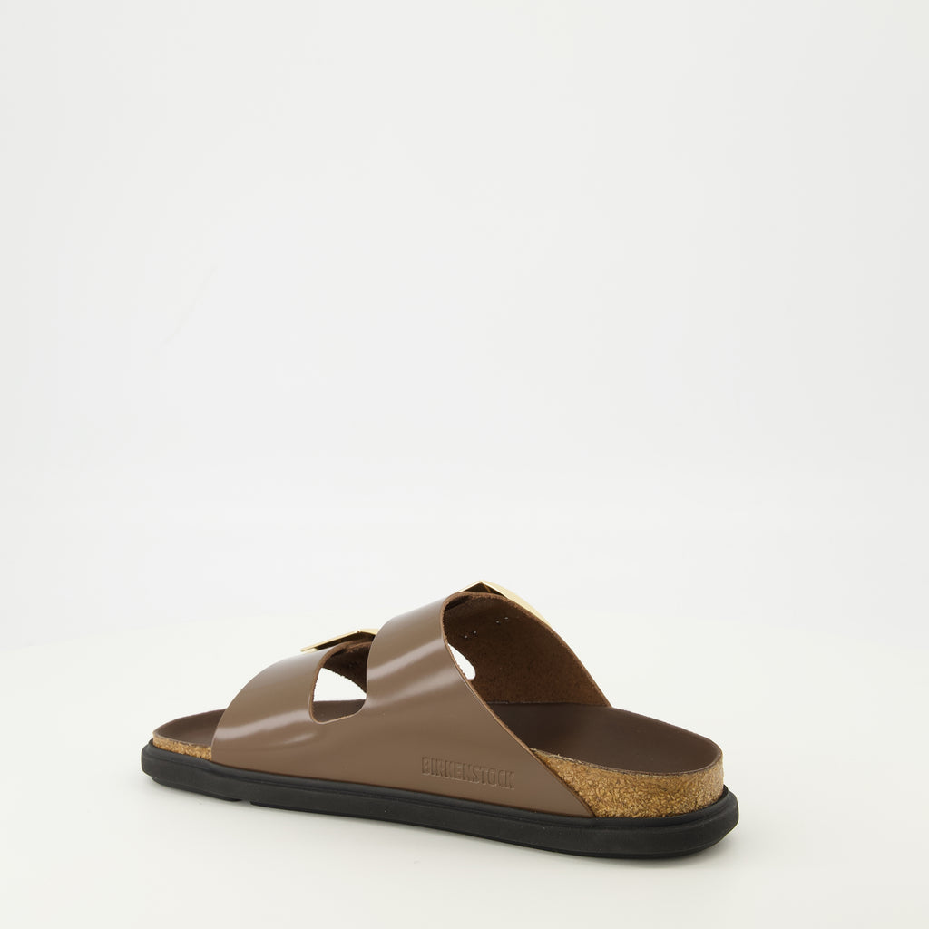 Immagine delle sandali Birkenstock Arizona Droplet Buckle marroni per donna - Stagione Primavera-Estate 2026 - Vista tre quarti posteriore destra