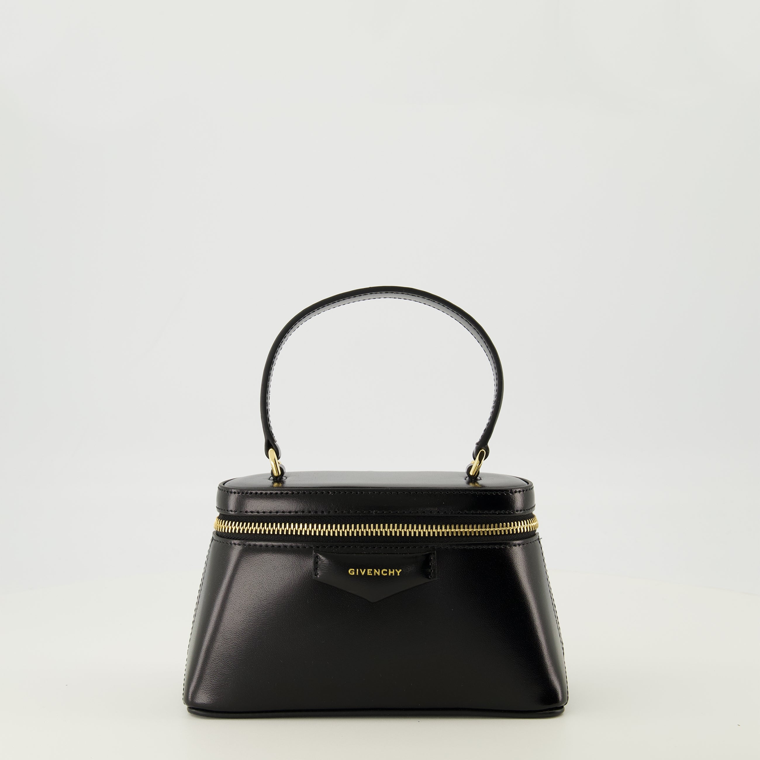 Image de l'article Sac Vanity Antigona en cuir noir de la marque Givenchy pour Femme - Saison Printemps-Été 2026 - Vue de Face