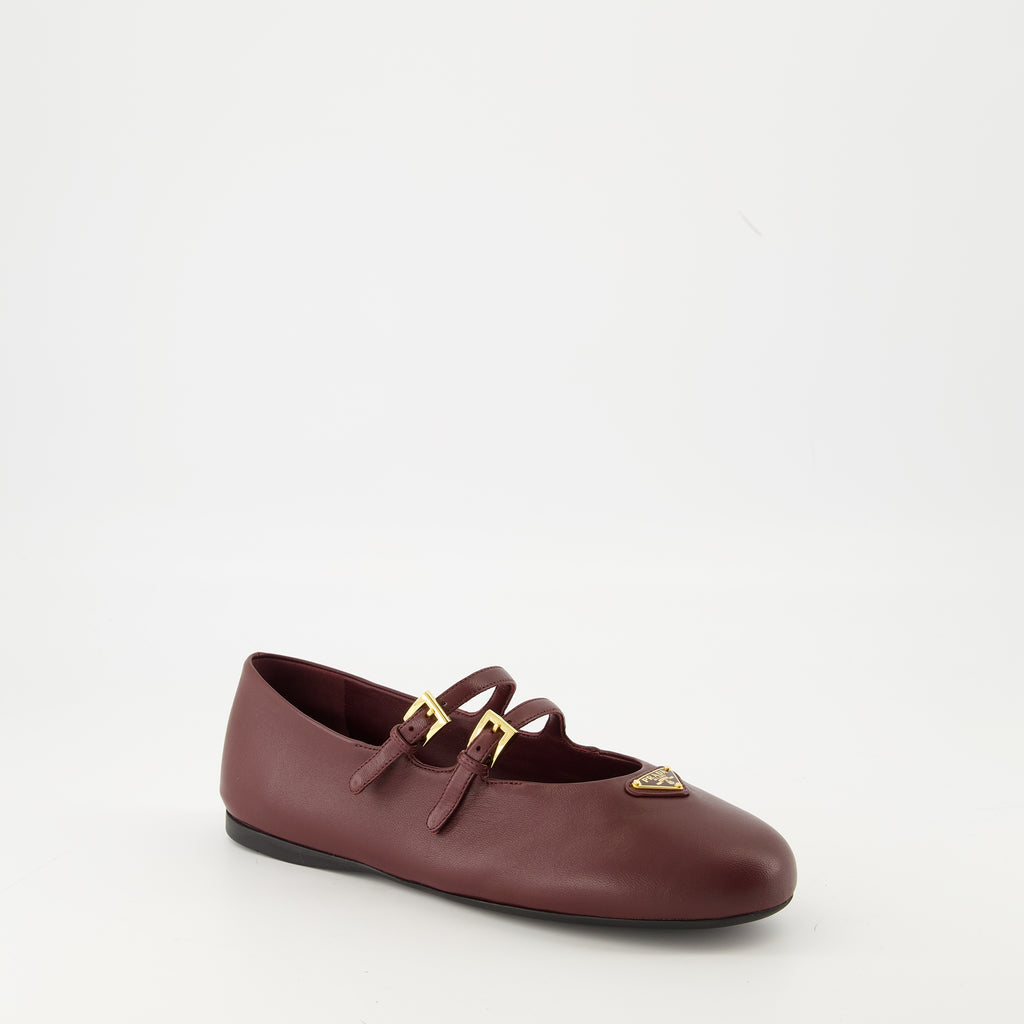 프라다 여성용 가죽 발레리나 이미지 - 2025 가을-겨울 시즌 - 오른쪽 앞쪽 3/4 보기