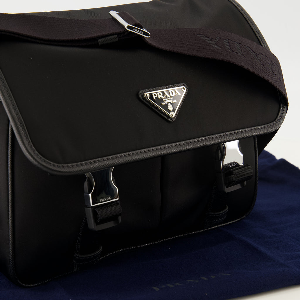 プラダのメンズリナイロンと黒レザーのバッグの画像 - 春夏2026 - 詳細ビュー_2