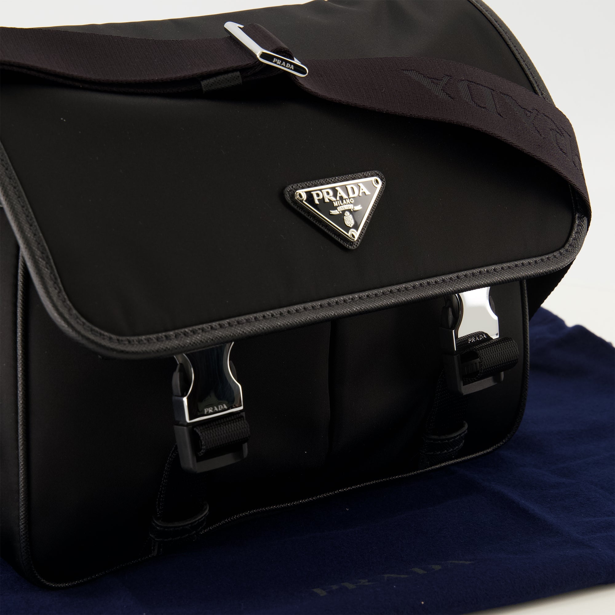 プラダのメンズリナイロンと黒レザーのバッグの画像 - 春夏2026 - 詳細ビュー_2