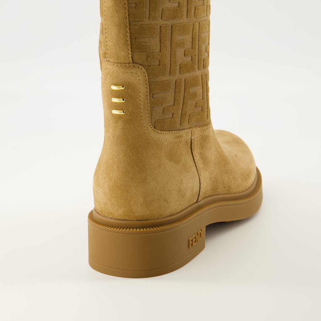 Image de l'article Bottes Filo en daim marron de la marque Fendi pour Femme - Saison Automne-Hiver 2025 - Vue arrière