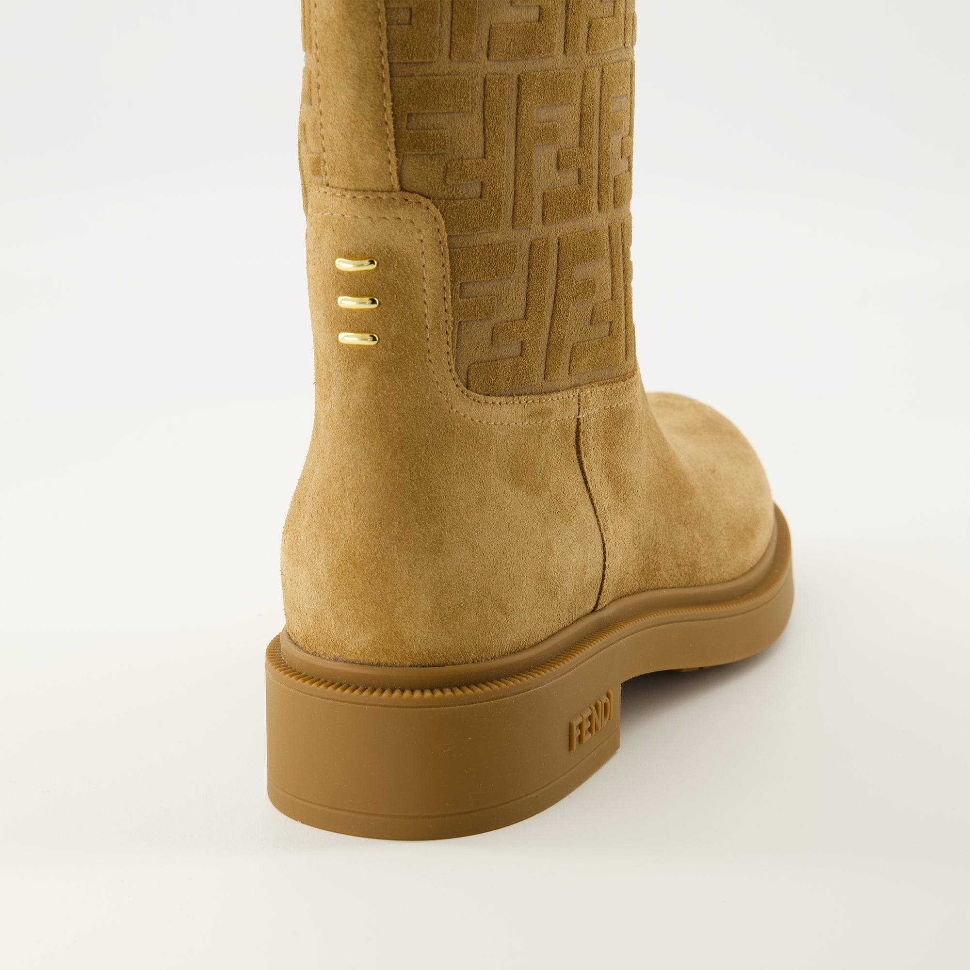 Image de l'article Bottes Filo en daim marron de la marque Fendi pour Femme - Saison Automne-Hiver 2025 - Vue arrière
