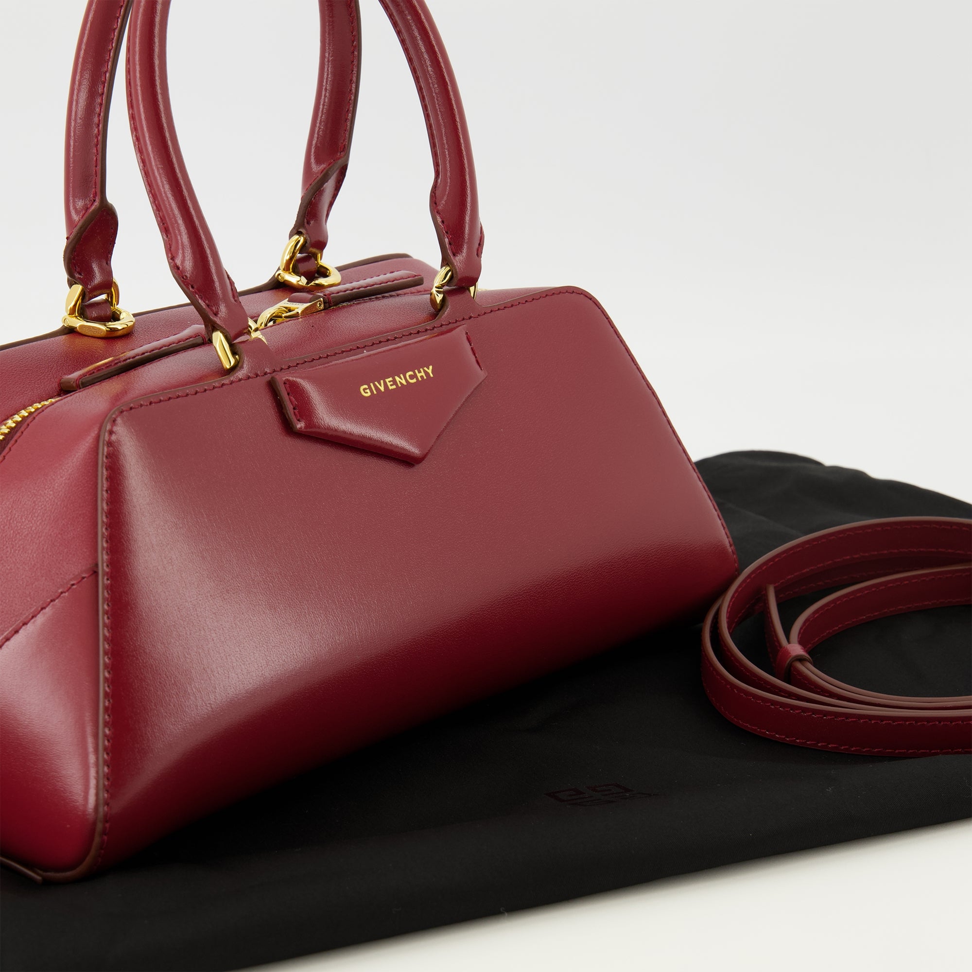 Imagem da mala Antigona East-West pequena bordeaux da marca Givenchy para Mulheres - Temporada Primavera-Verão 2026 - Vista Detalhada_2