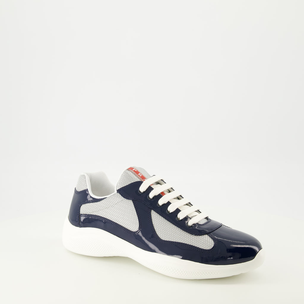 Bild des Artikels Prada America's Cup navyblaue Sneakers für Herren - Frühling/Sommer 2026 - Dreiviertelansicht von vorne rechts