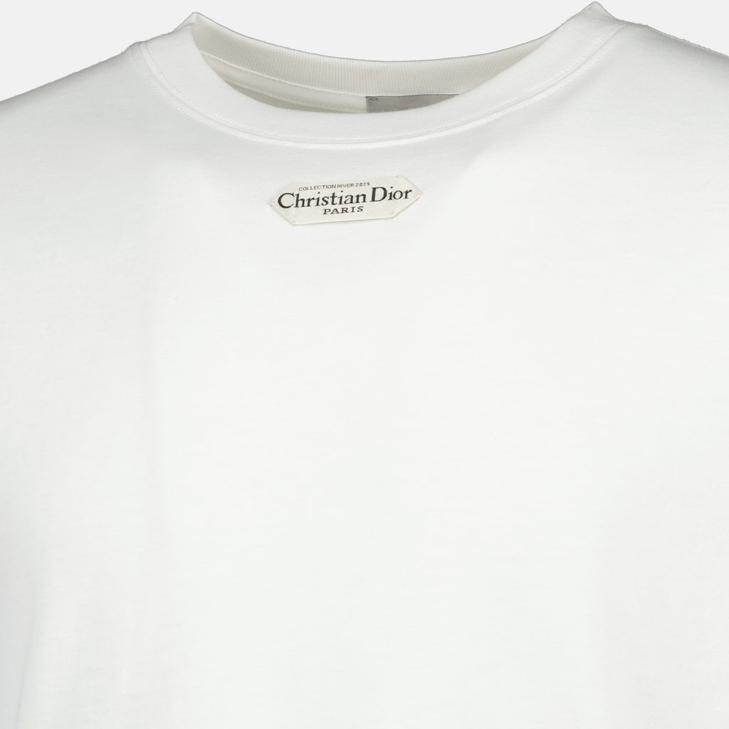 Immagine dell'articolo T-shirt bianca con etichetta della marca Dior per Uomo - Collezione Autunno-Inverno 2025 - Vista Dettagliata_1