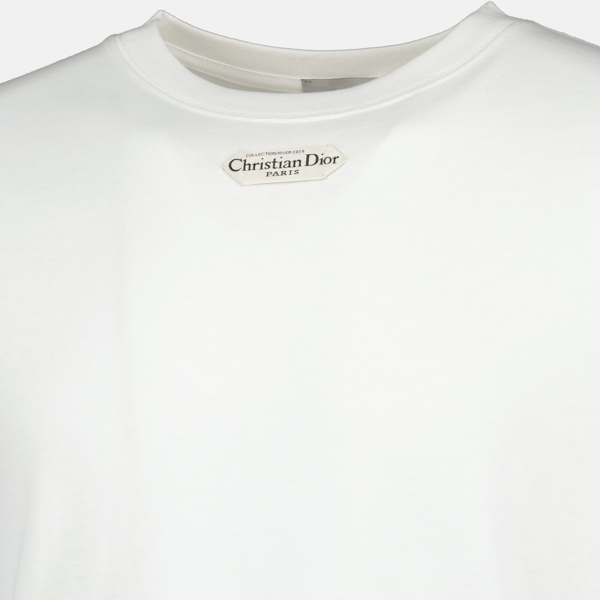 Immagine dell'articolo T-shirt bianca con etichetta della marca Dior per Uomo - Collezione Autunno-Inverno 2025 - Vista Dettagliata_1