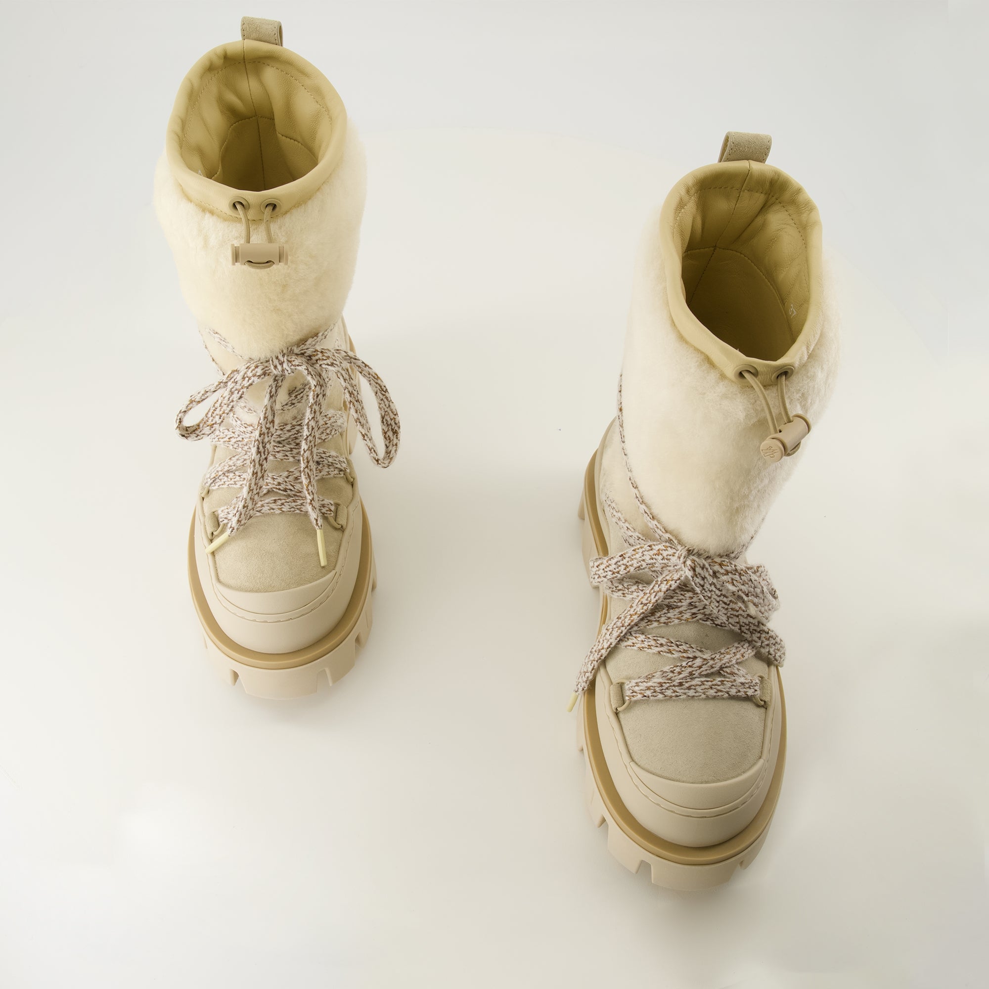 Image de l'article Bottes en daim et shearling Peak de la marque Moncler pour Femme - Saison Automne-Hiver 2025 - Vue de dessus paire de chaussure