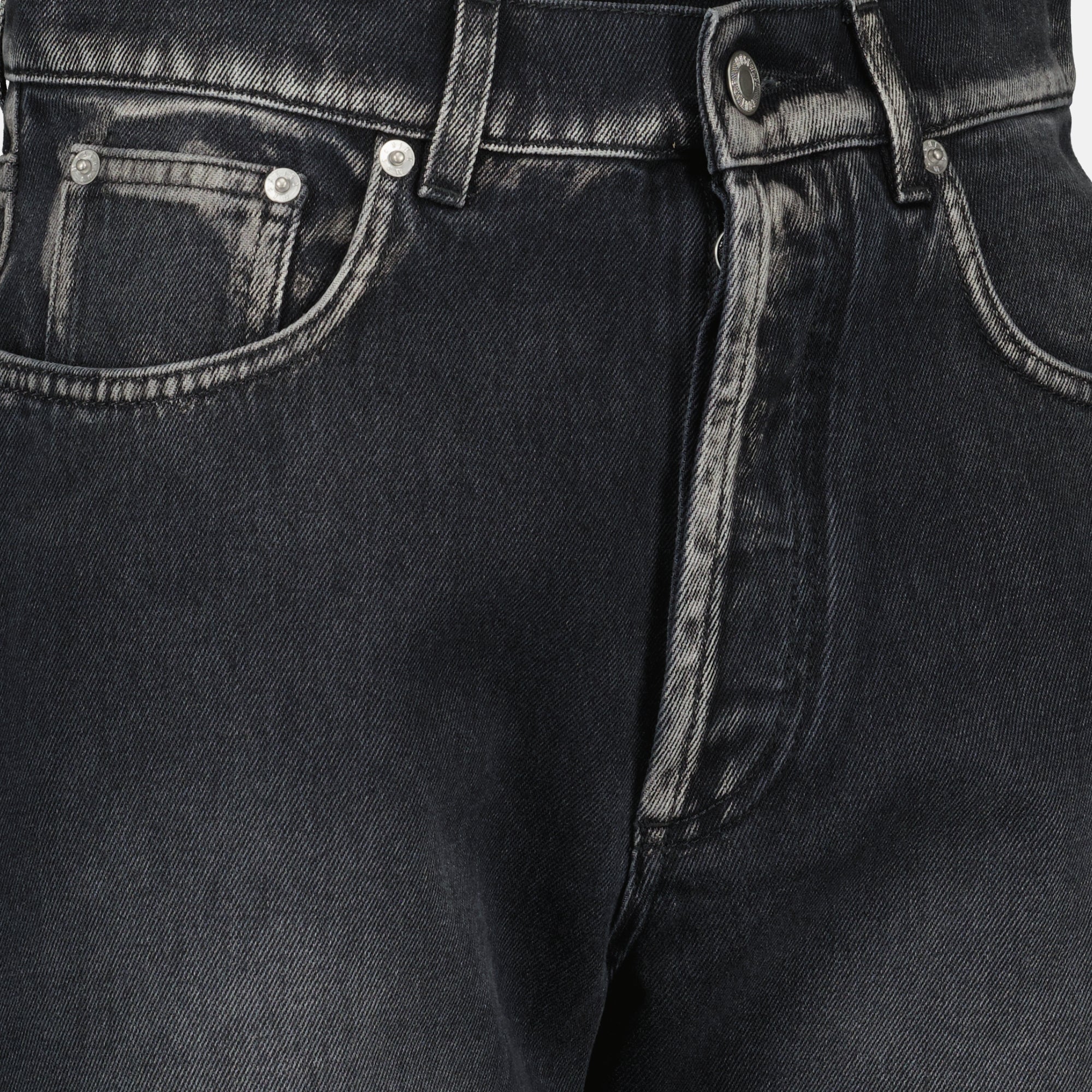 Image de l'article Jean noir délavé de la marque Moschino pour Femme - Saison Automne-Hiver 2025 - Vue détaillée_1