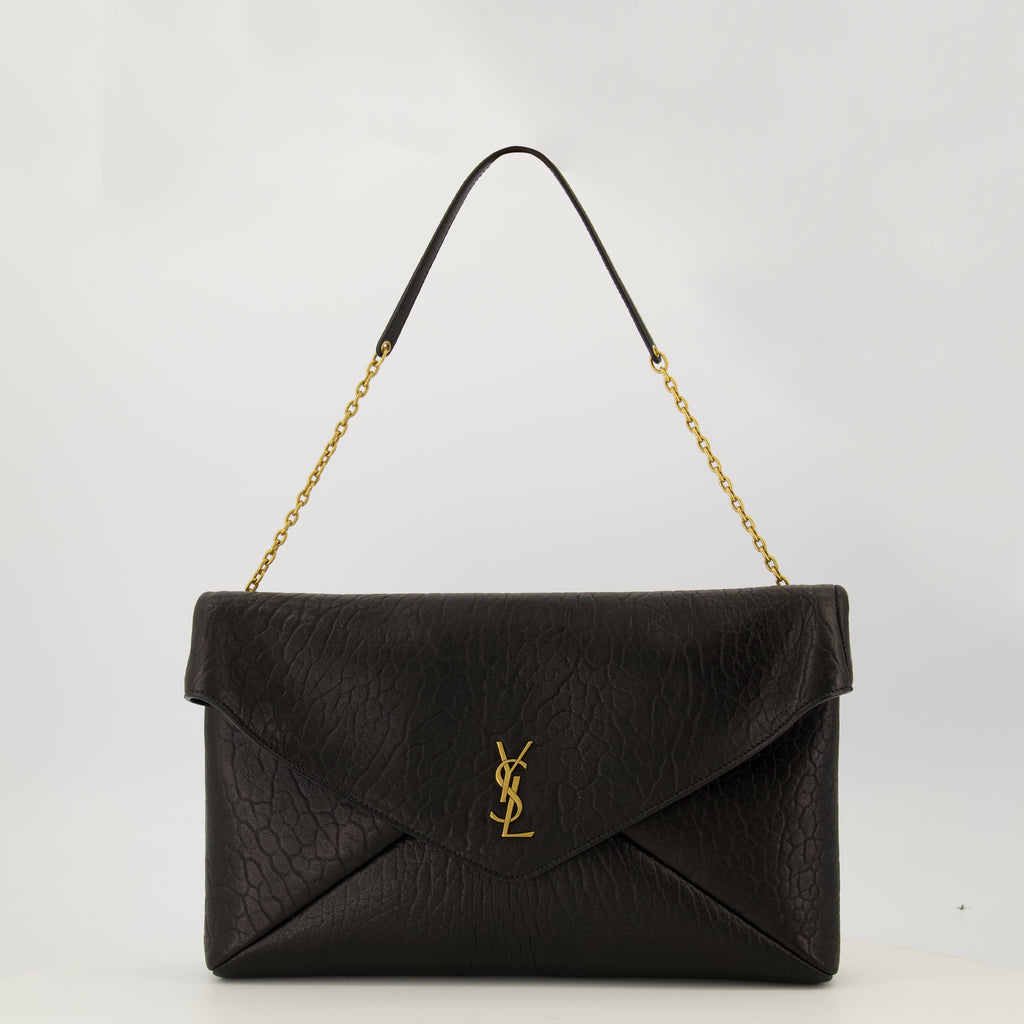 Image de l'article Pochette Cassandre large en cuir noir de la marque Saint Laurent pour Femme - Saison Printemps-Été 2026 - Vue de Face