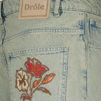Immagine dei pantaloni corti Dusty ricamati con fiori in denim blu del marchio Drole De Monsieur per Uomo - Collezione Primavera-Estate 2026 - Vista Dettagliata 2