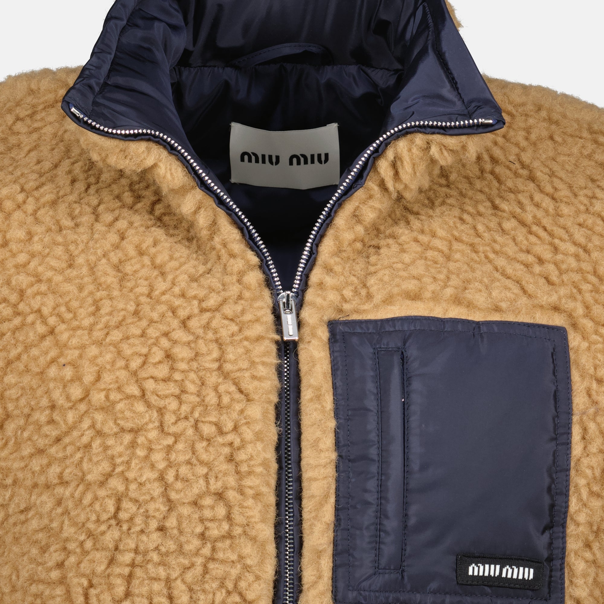 Image de l'article Veste sans manches en teddy marron de la marque Miu Miu pour Femme - Saison Printemps-Été 2026 - Vue détaillée_2