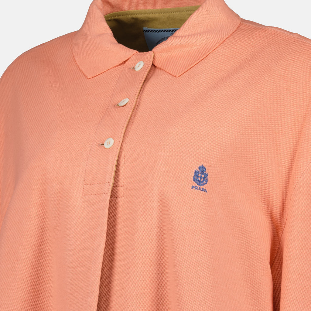 プラダの女性用オレンジピンクのキルティングコートの画像 - 2026年春夏コレクション - 詳細ビュー_1