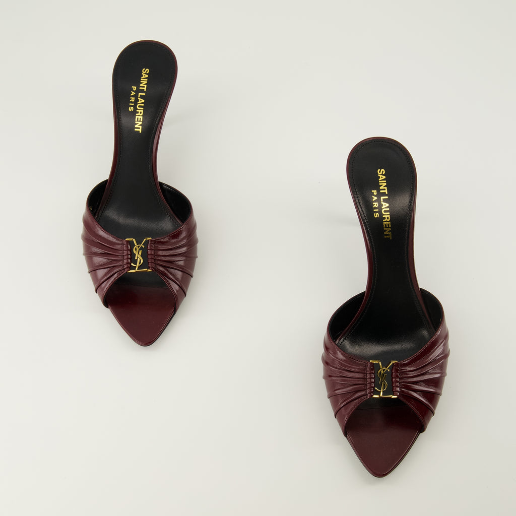 Imagen de las mules de tacón Babylone en burdeos de la marca Saint Laurent para Mujeres - Temporada Primavera-Verano 2026 - Vista superior del par de zapatos