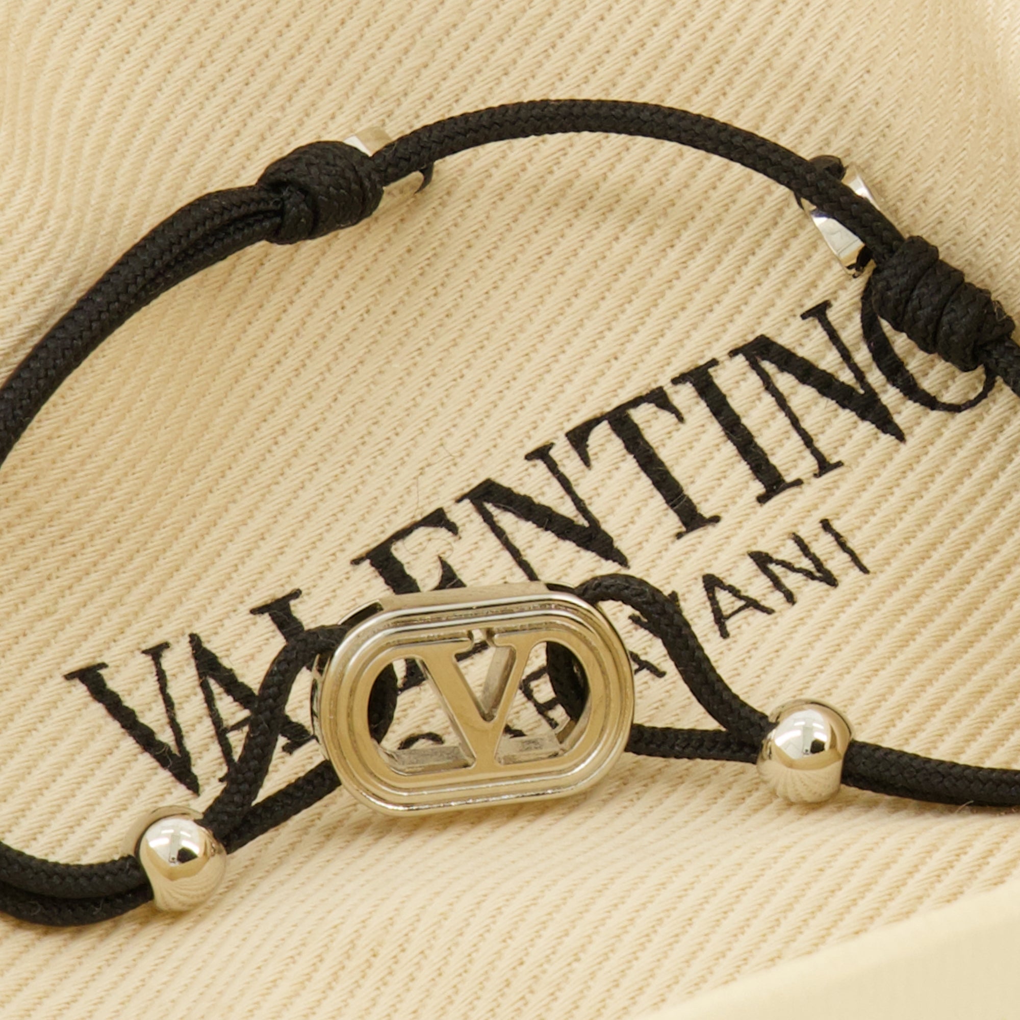 Imagen del brazalete de cordón VLogo de la marca Valentino Garavani para Hombre - Temporada Otoño-Invierno 2025 - Vista Detallada_2