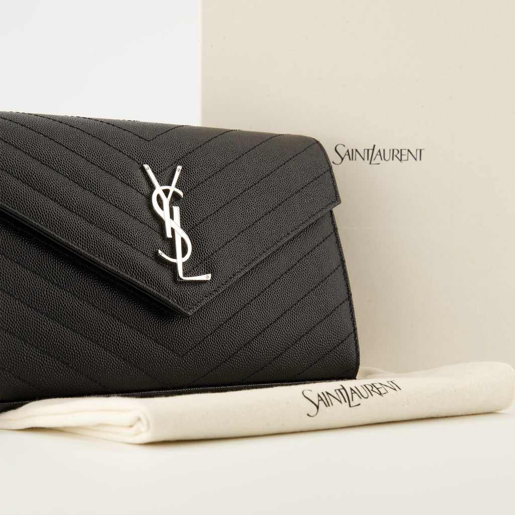 Bild des Cassandre-Kettenportemonnaies der Marke Saint Laurent für Frauen - Herbst-Winter 2025 - Detaillierte Ansicht_2