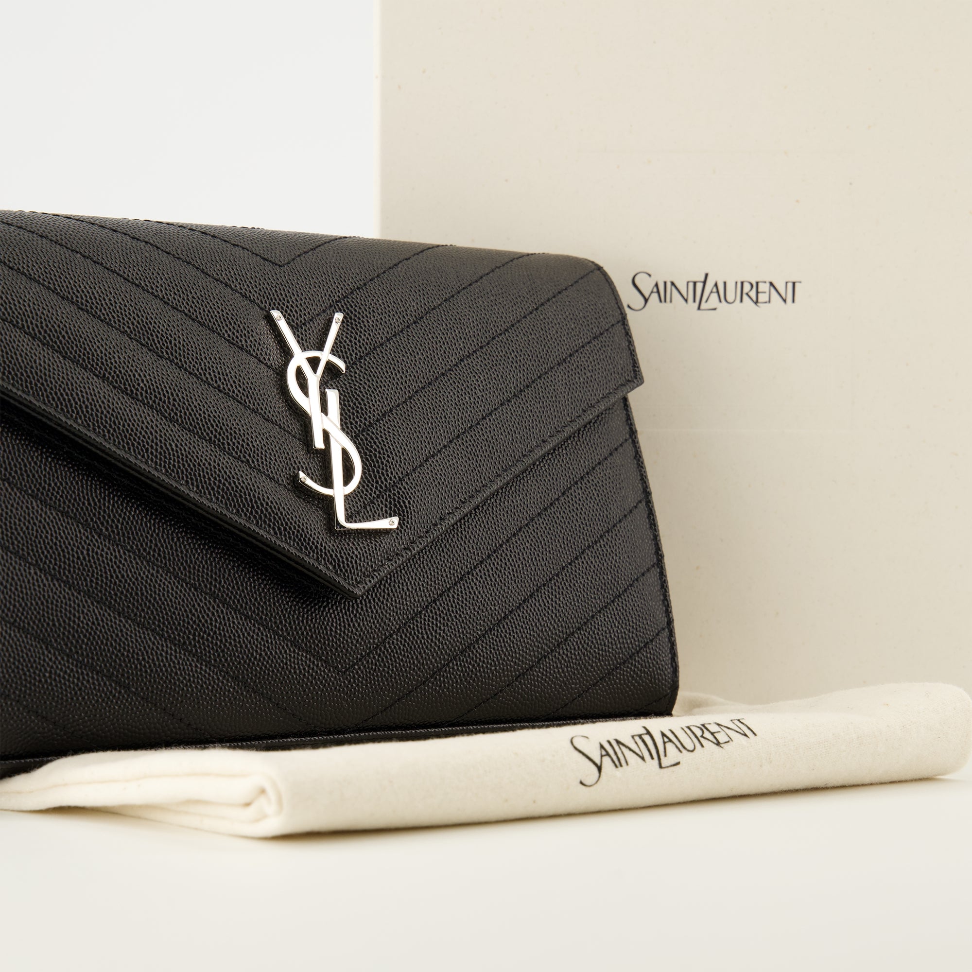 Bild des Cassandre-Kettenportemonnaies der Marke Saint Laurent für Frauen - Herbst-Winter 2025 - Detaillierte Ansicht_2