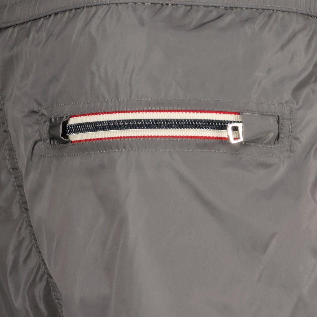 Image de l'article Short de bain à logo gris en nylon de la marque Moncler pour Homme - Saison Printemps-Été 2026 - Vue détaillée_2