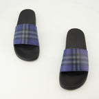 Imagen de las chanclas Check azul marino de Burberry para Hombre - Temporada Primavera-Verano 2026 - Vista de cima del par de zapatos