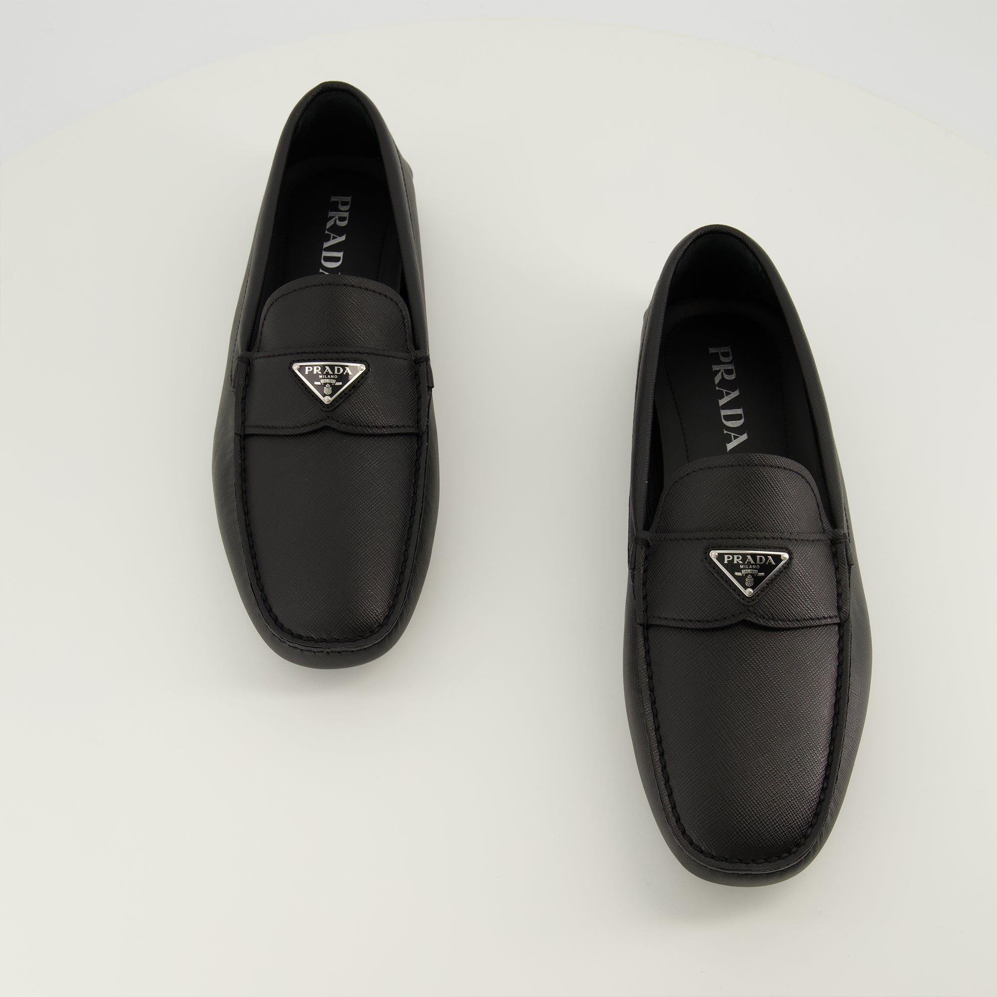 Imagen de los mocasines de cuero negro de la marca Prada para Hombre - Temporada Primavera-Verano 2026 - Vista de cima da par de sapatos