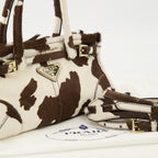 Imagen del bolso mini Bonnie con estampado de vaca de la marca Prada para mujer - Temporada Primavera-Verano 2026 - Vista Detallada_2