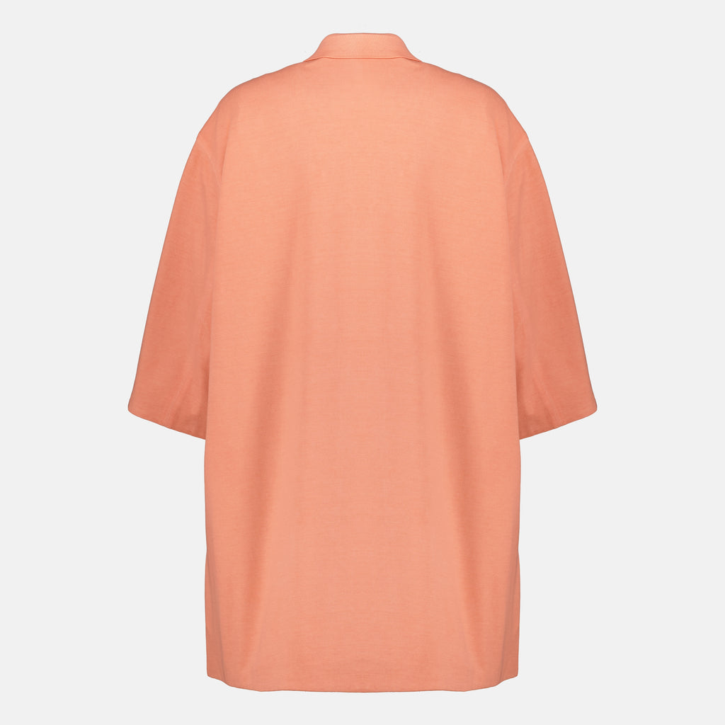 プラダの女性用オレンジピンクのキルティングコートの画像 - 2026年春夏コレクション - 後ろからのビュー