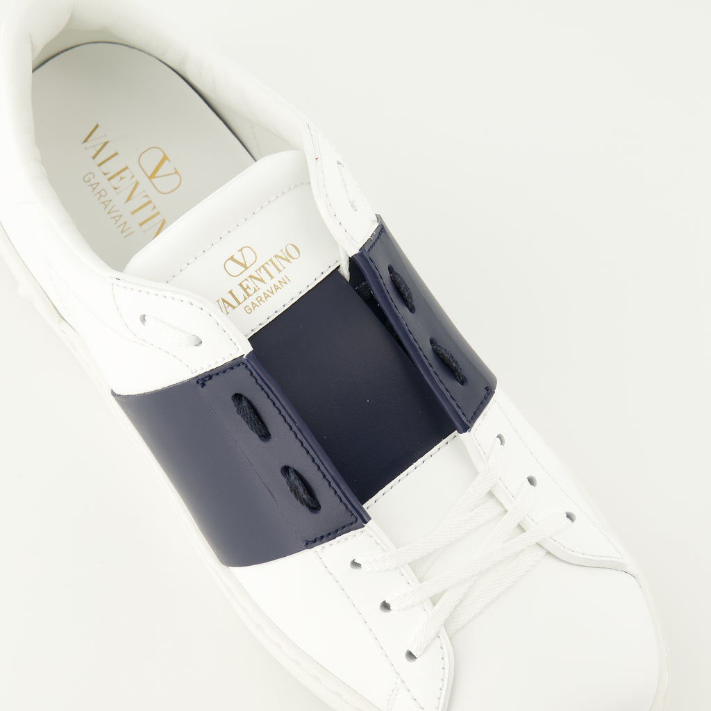 Image de l'article Baskets Open à bande bleu marine de la marque Valentino Garavani pour Homme - Saison Printemps-Été 2026 - Vue de dessus paire de chaussure