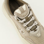 Imagen de las zapatillas Fendi Force grises de la marca Fendi para Hombre - Temporada Otoño-Invierno 2025 - Vista detallada desde arriba
