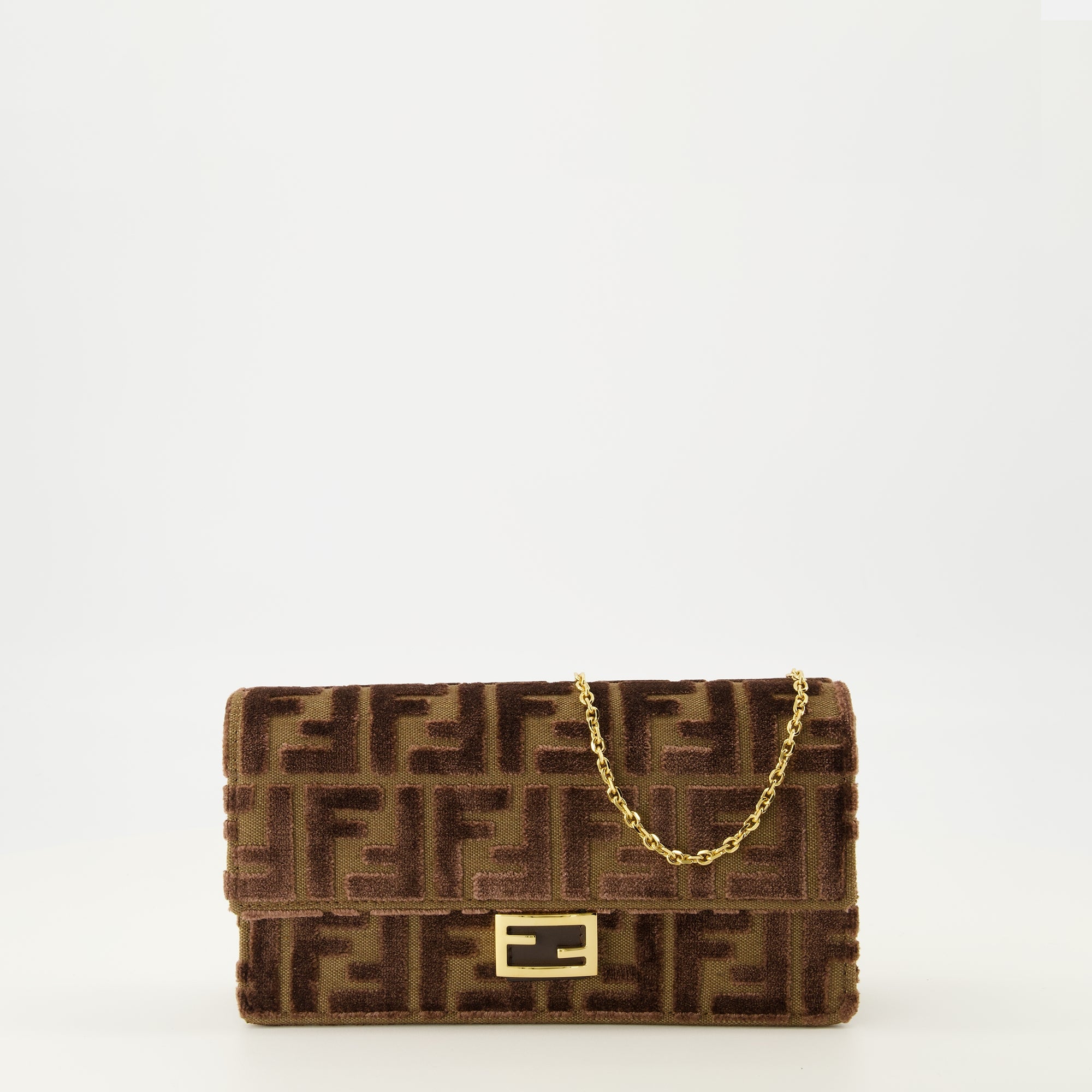 Image de l'article Portfeuille Baguette à chaîne en velours marron de la marque Fendi pour Femme - Saison Automne-Hiver 2025 - Vue de Face