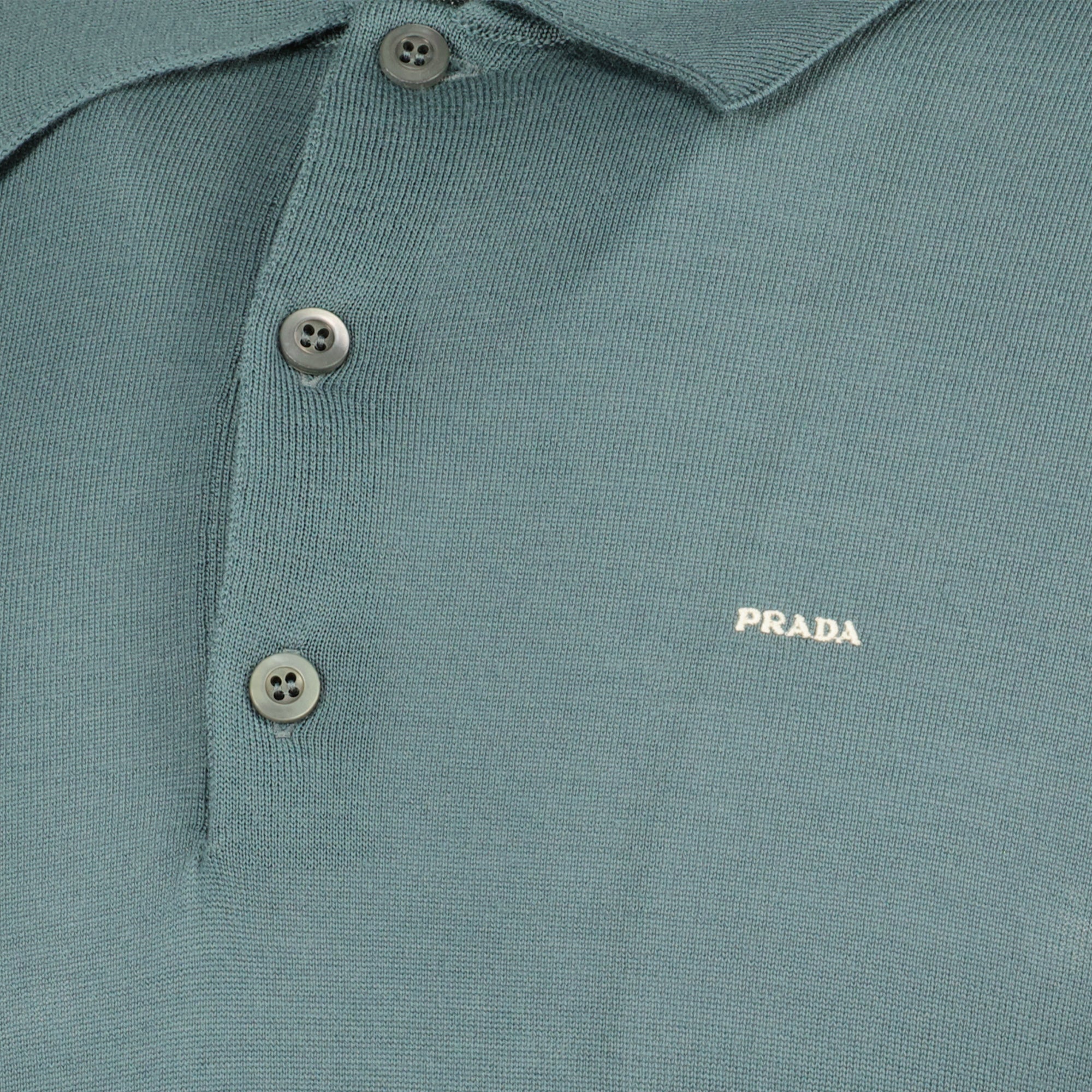 Image de l'article Polo en laine fine vert foncé de la marque Prada pour Homme - Saison Printemps-Été 2026 - Vue détaillée_1