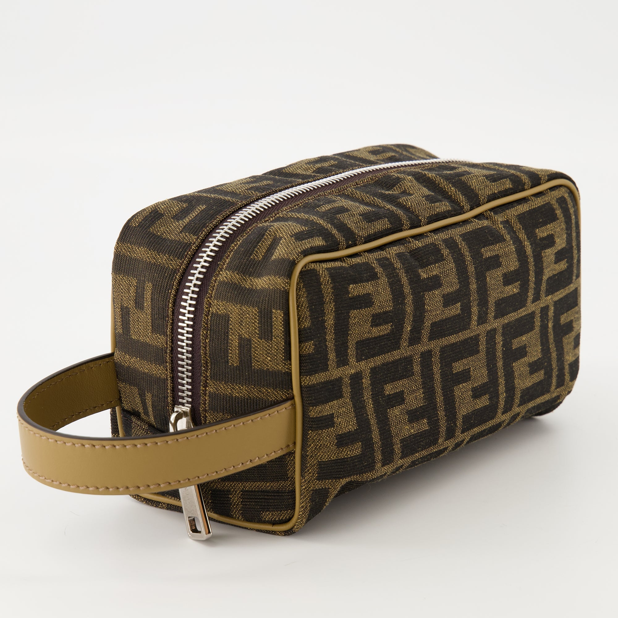 Image of the Fendi FF Toiletry Bag for Men - Autumn-Winter 2025 - Detailed View_2
